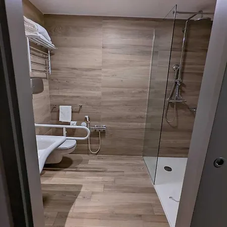 מלון Ih Lorenteggio 4*